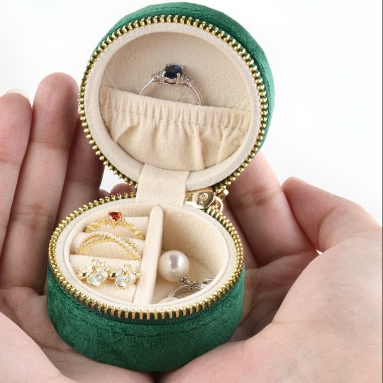 上品な円筒形のジュエリーボックス